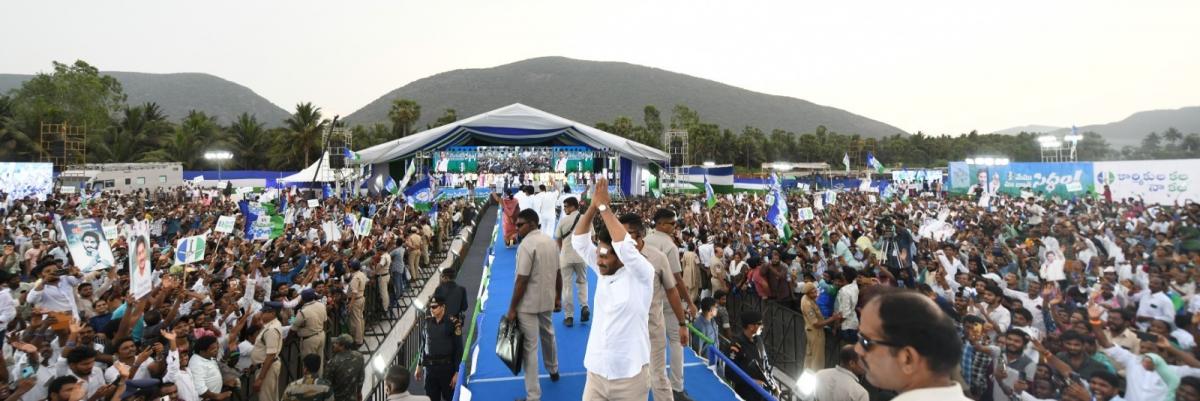 YS Jagan At Anakapalle Memantha Siddham Meeting Photos - Sakshi6