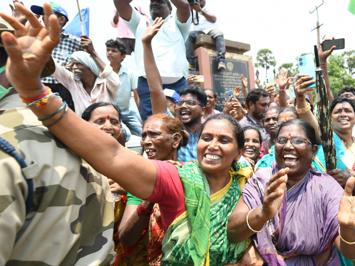 Grand Welcome to CM Jagan Memantha Siddham Bus Yatra at Visakhapatnam Photos - Sakshi27