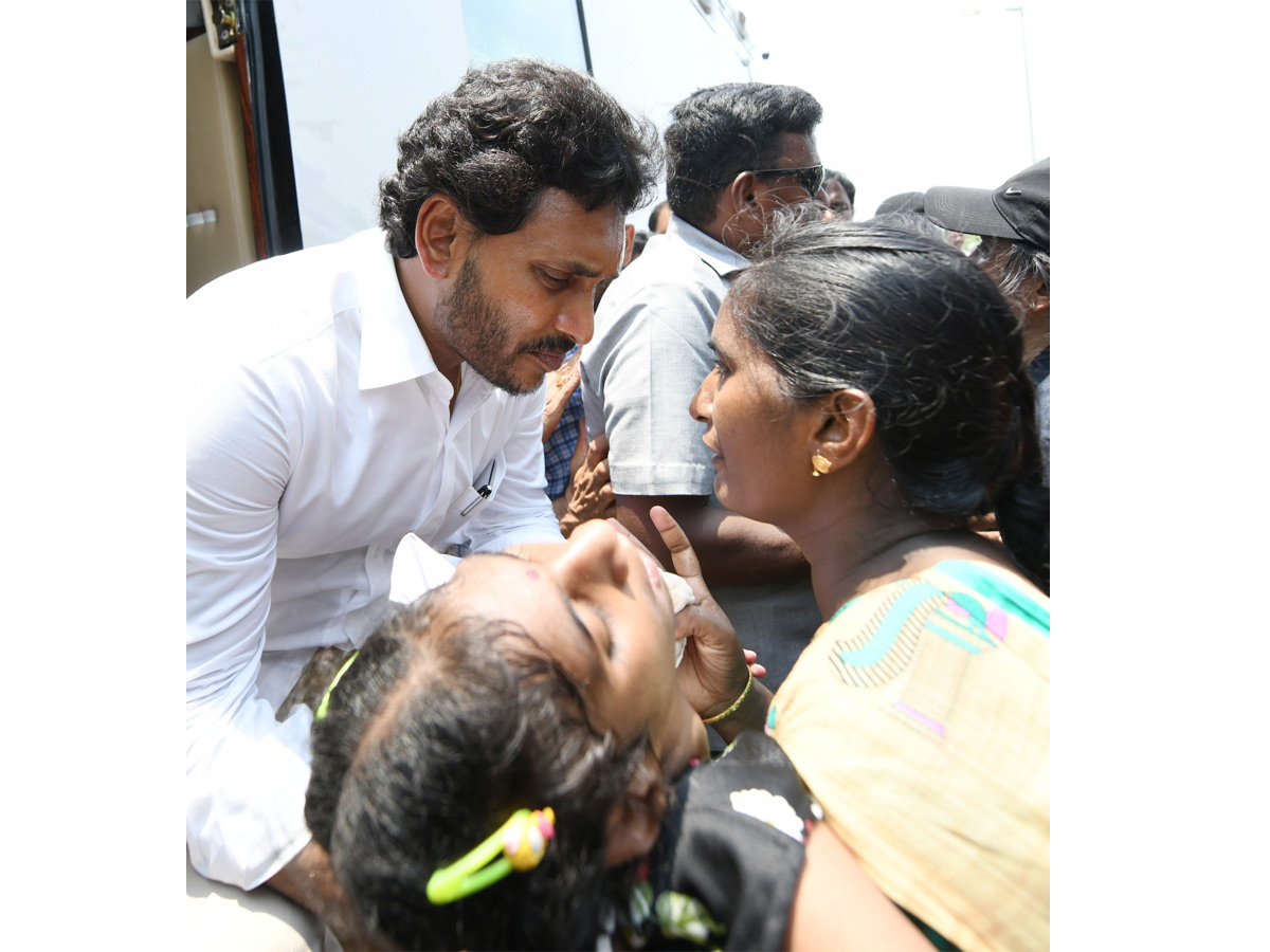 Grand Welcome to CM Jagan Memantha Siddham Bus Yatra at Visakhapatnam Photos - Sakshi29