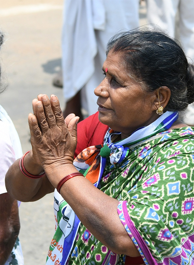 AP CM YS Jagan Memantha Siddham Day 19 Photos - Sakshi17