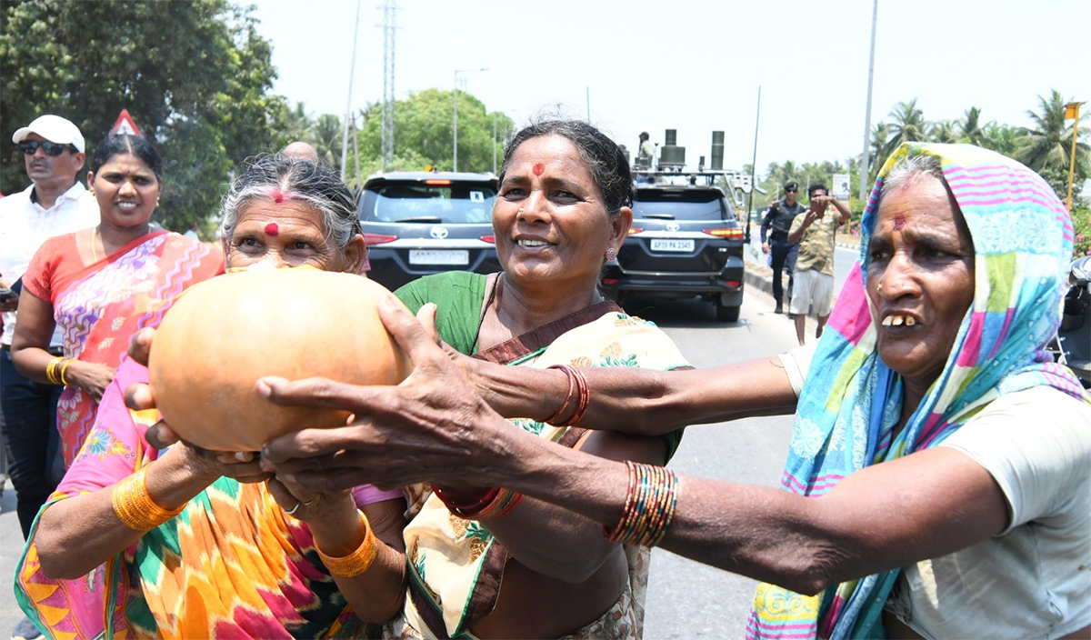 AP CM YS Jagan Memantha Siddham Day 19 Photos - Sakshi8