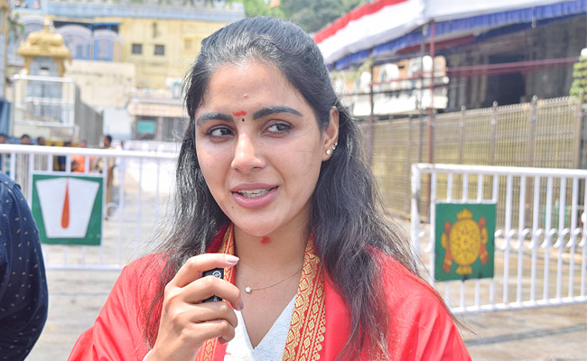 Actress Samyuktha Menon Visit Tirumala Tirupati Temple Photos - Sakshi7