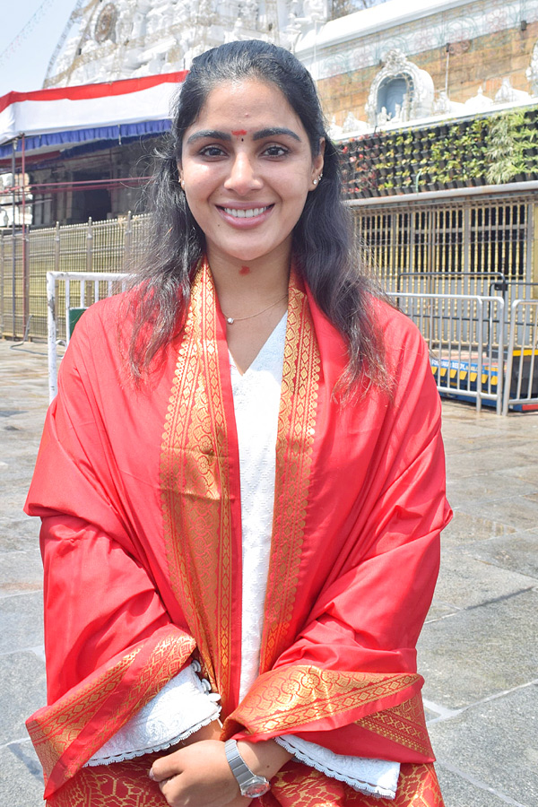 Actress Samyuktha Menon Visit Tirumala Tirupati Temple Photos - Sakshi9