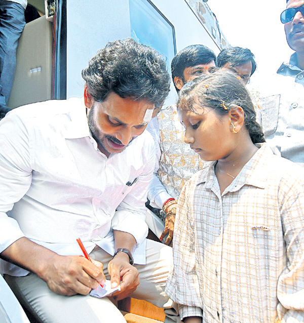  CM Jagan Memantha Siddham Bus Yatra at Visakhapatnam Photos - Sakshi24