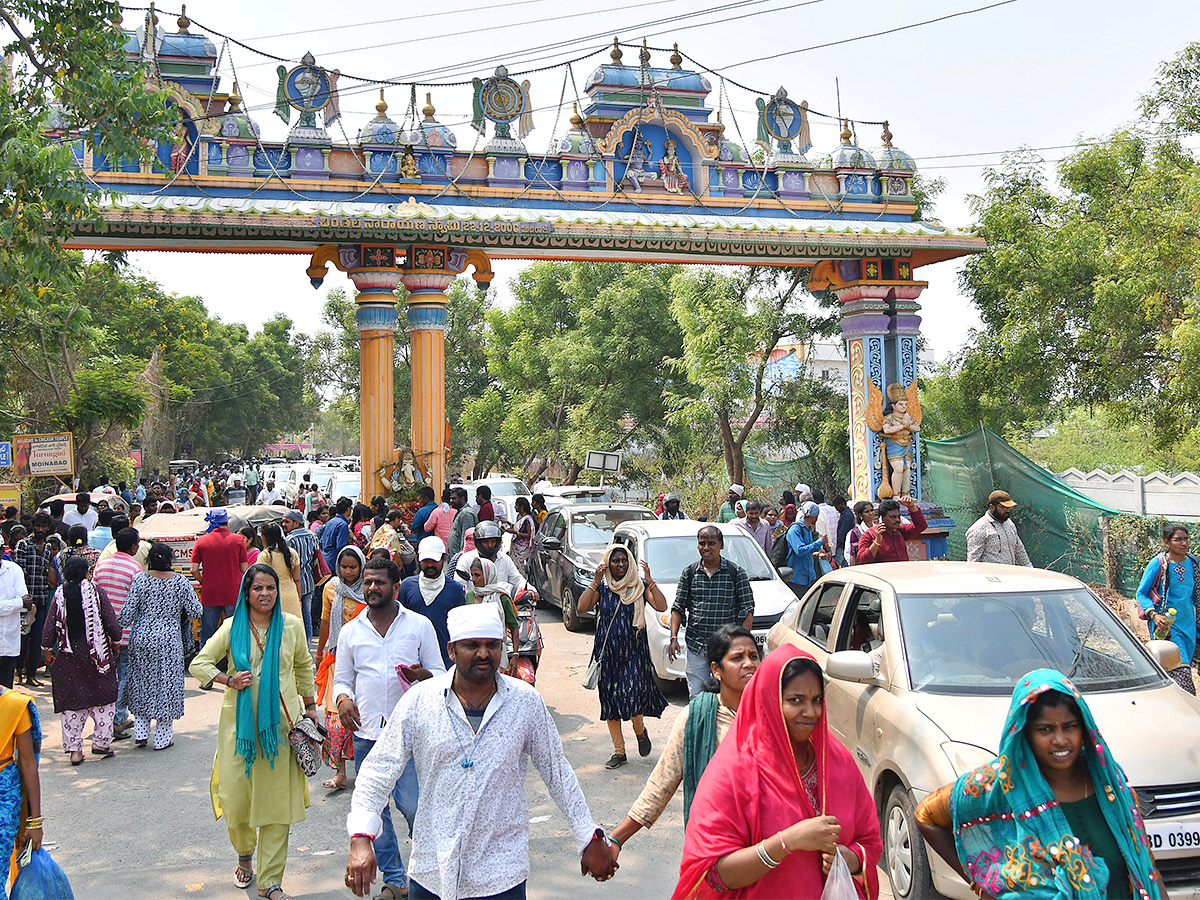 Devotees Rush To Chilkur Balaji Temple For Garuda Prasadam - Sakshi12