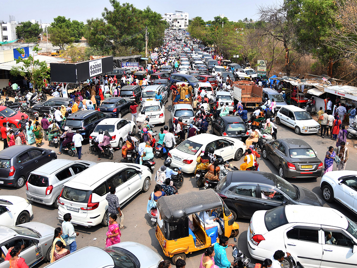 Devotees Rush To Chilkur Balaji Temple For Garuda Prasadam - Sakshi15