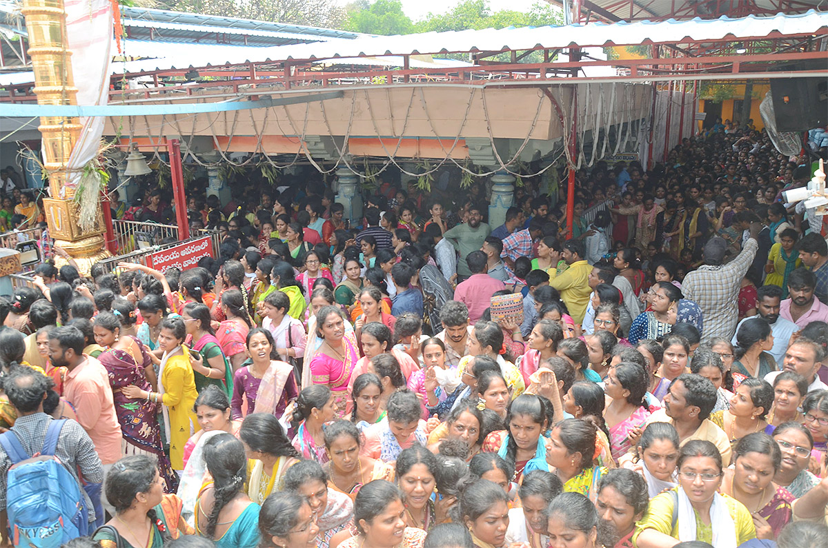 Devotees Rush To Chilkur Balaji Temple For Garuda Prasadam - Sakshi2