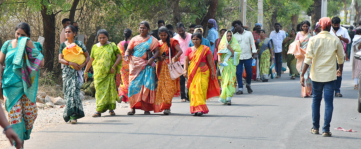 Devotees Rush To Chilkur Balaji Temple For Garuda Prasadam - Sakshi23