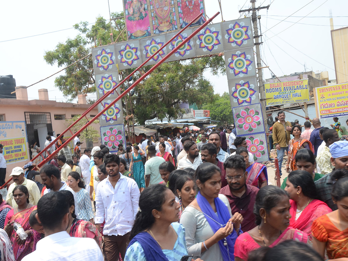 Devotees Rush To Chilkur Balaji Temple For Garuda Prasadam - Sakshi4