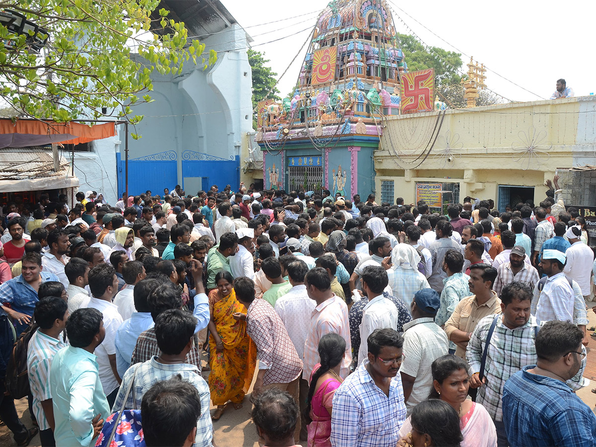 Devotees Rush To Chilkur Balaji Temple For Garuda Prasadam - Sakshi5