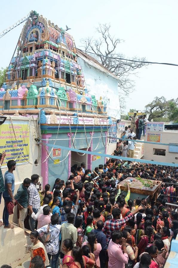 Devotees Rush To Chilkur Balaji Temple For Garuda Prasadam - Sakshi7