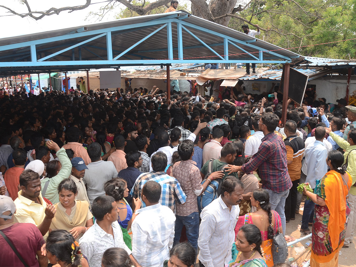 Devotees Rush To Chilkur Balaji Temple For Garuda Prasadam - Sakshi8