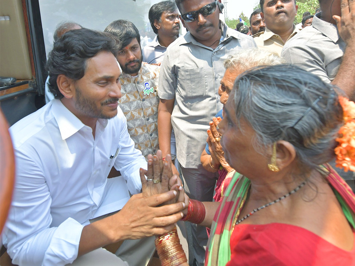 Grand Welcome to CM Jagan Memantha Siddham Bus Yatra at Visakhapatnam Photos - Sakshi2