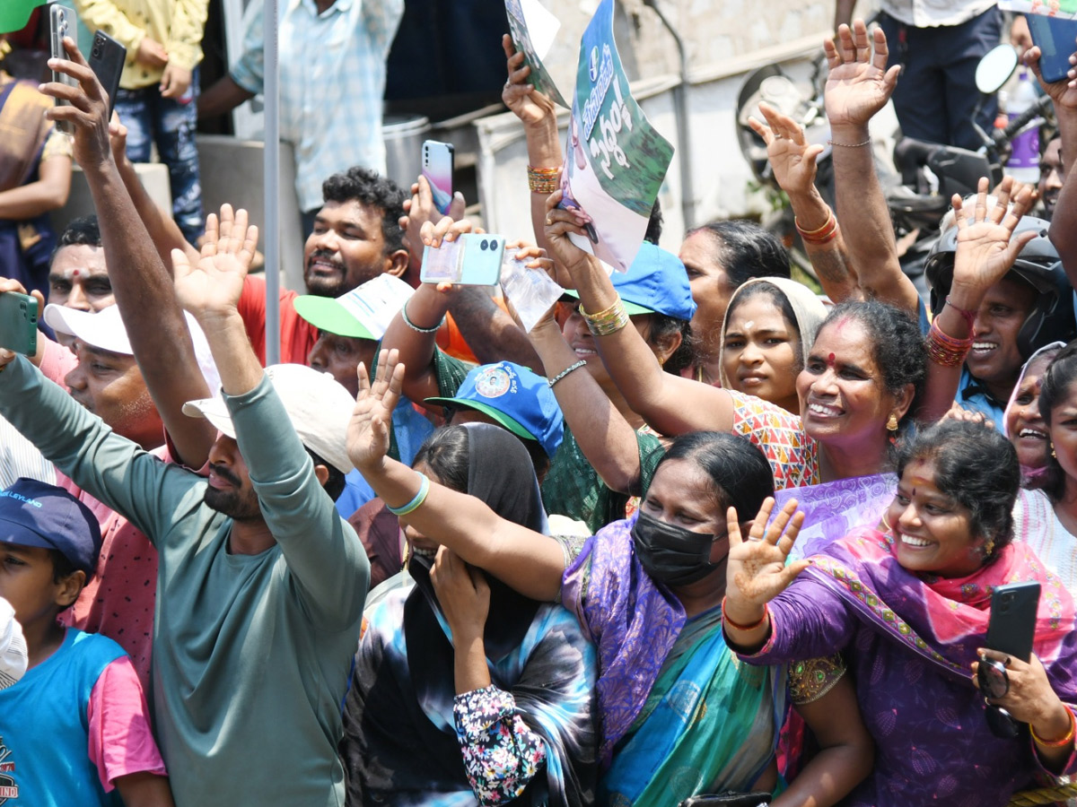 Grand Welcome to CM Jagan Memantha Siddham Bus Yatra at Visakhapatnam Photos - Sakshi13