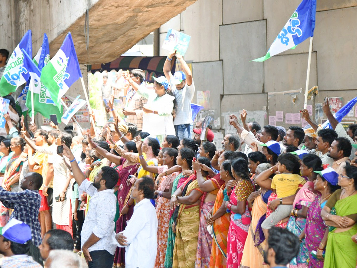 Grand Welcome to CM Jagan Memantha Siddham Bus Yatra at Visakhapatnam Photos - Sakshi15