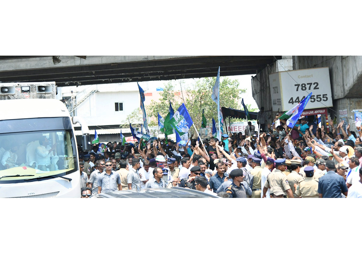 Grand Welcome to CM Jagan Memantha Siddham Bus Yatra at Visakhapatnam Photos - Sakshi18