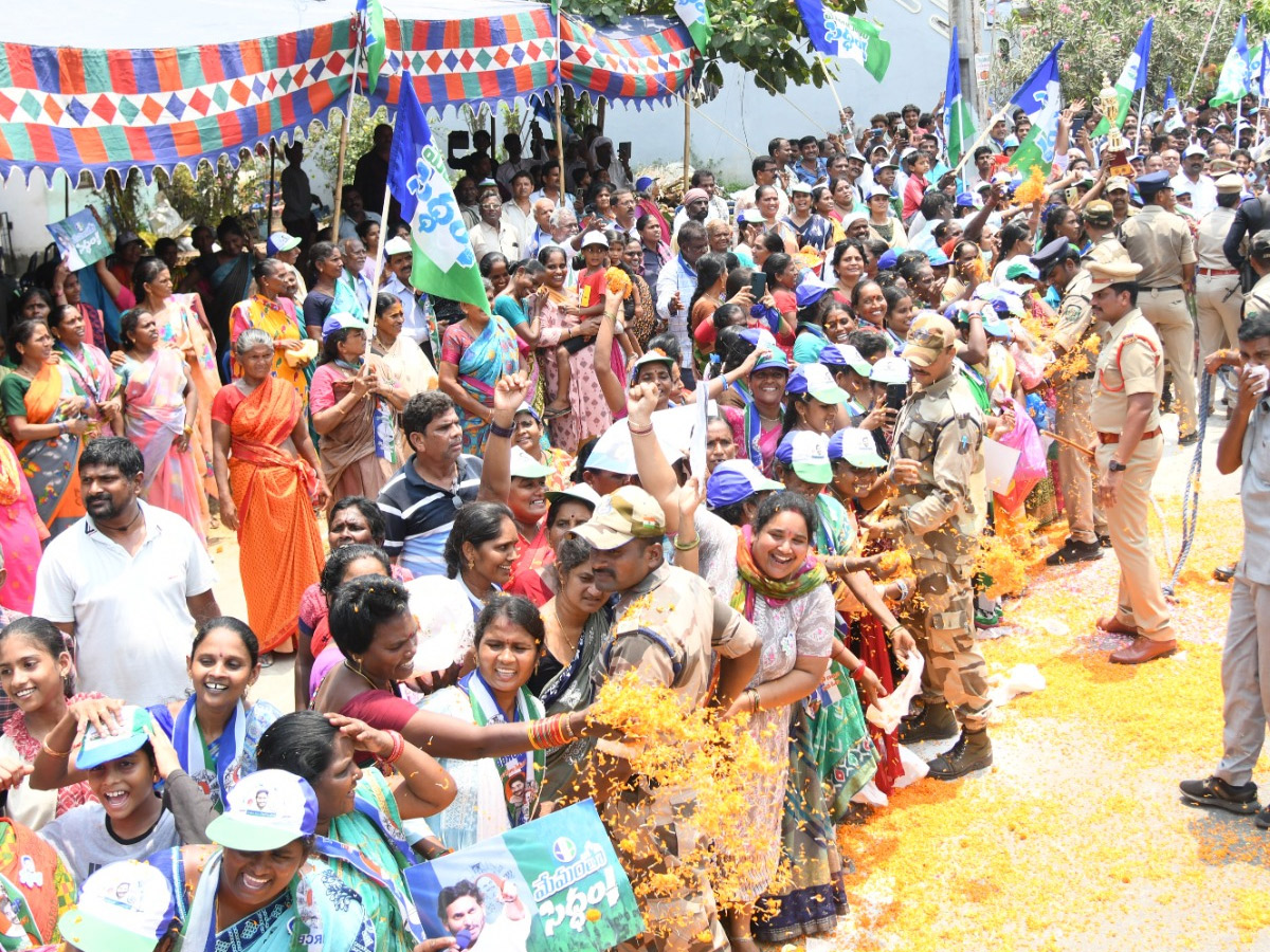 Grand Welcome to CM Jagan Memantha Siddham Bus Yatra at Visakhapatnam Photos - Sakshi20