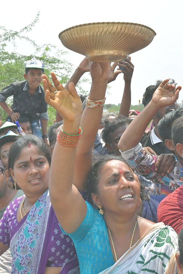 Grand Welcome to CM Jagan Memantha Siddham Bus Yatra at Visakhapatnam Photos - Sakshi3