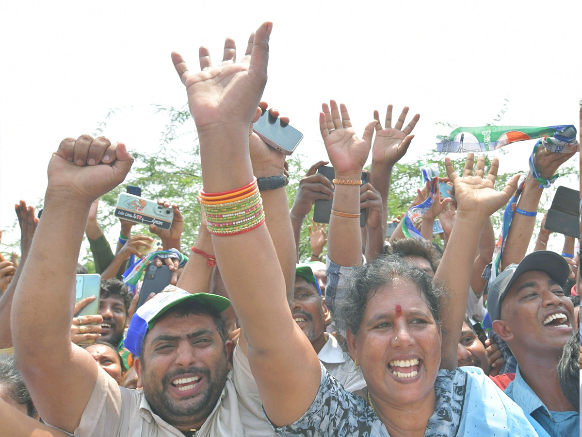 Grand Welcome to CM Jagan Memantha Siddham Bus Yatra at Visakhapatnam Photos - Sakshi7