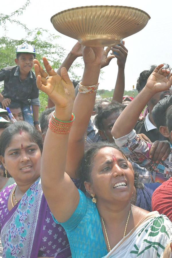 Grand Welcome to CM Jagan Memantha Siddham Bus Yatra at Visakhapatnam Photos - Sakshi9