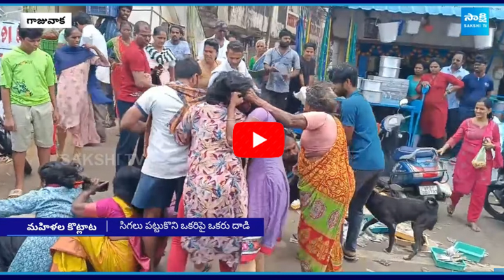 Women Fight in Gajuwaka Market  2