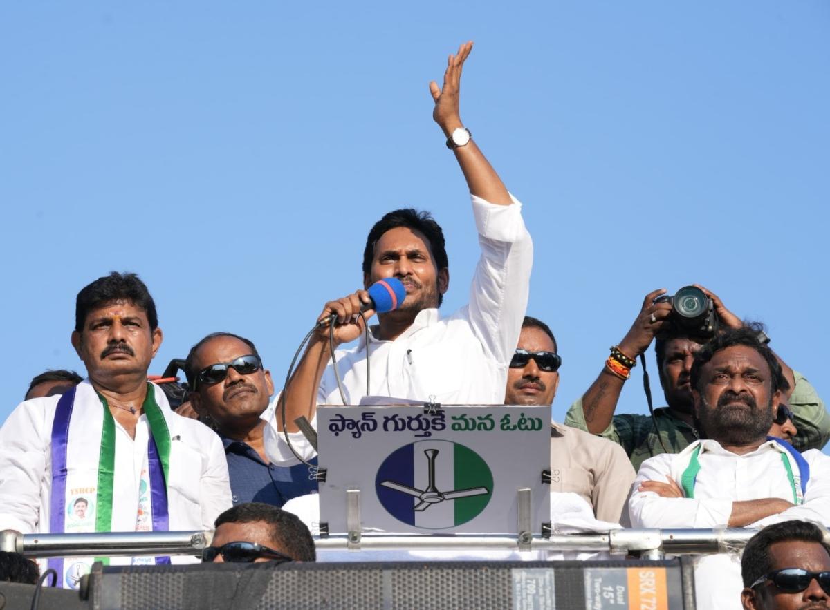 YS Jagan Mohan Reddy At Ponnuru Public Meeting Photos16