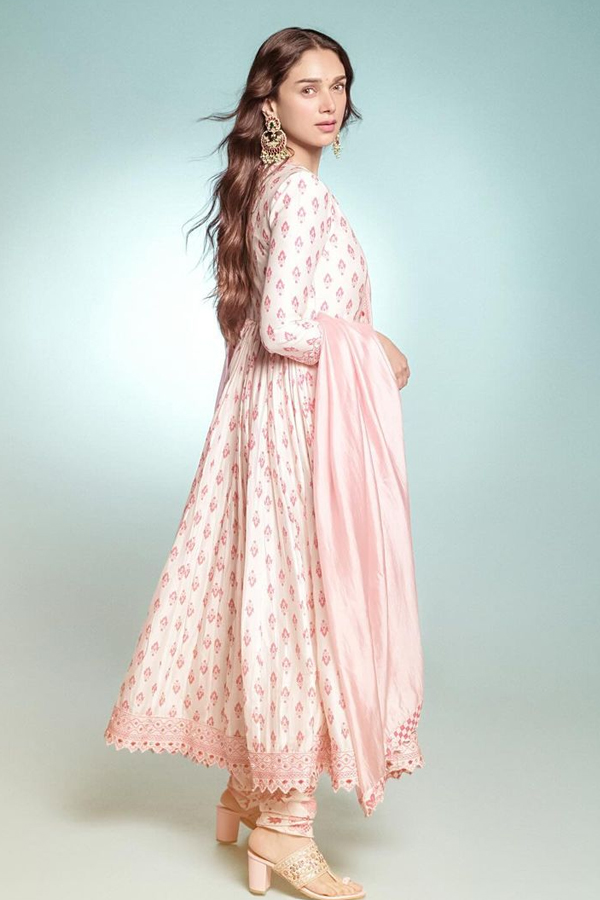 Aditi Rao Hydari Overwhelmed In Pink Dress Viral Photos3