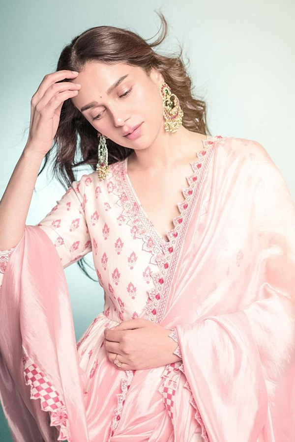 Aditi Rao Hydari Overwhelmed In Pink Dress Viral Photos4