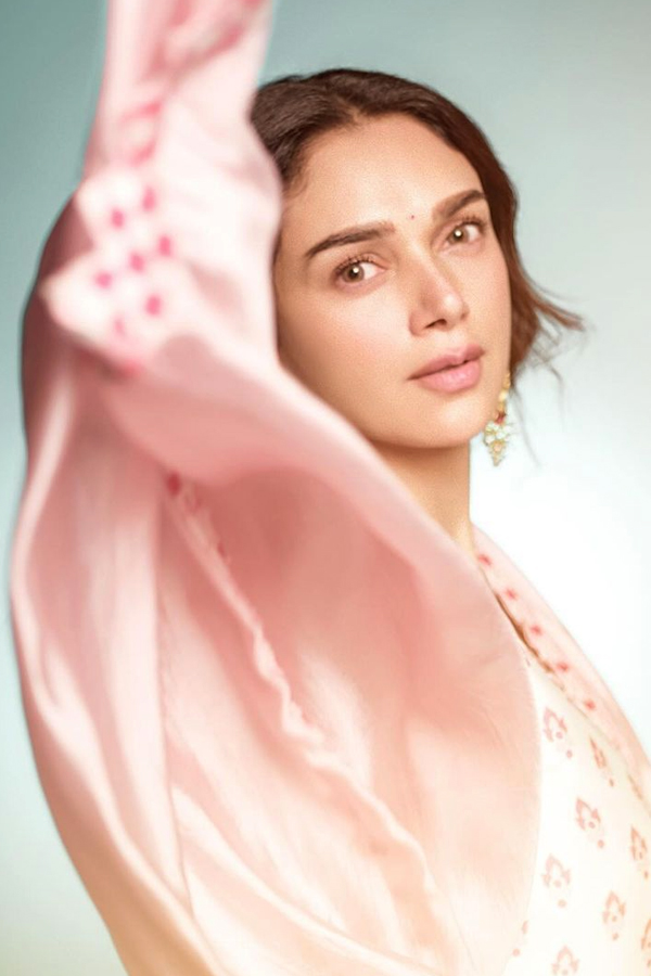 Aditi Rao Hydari Overwhelmed In Pink Dress Viral Photos6