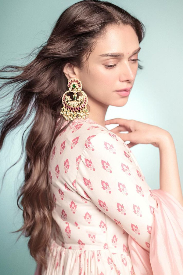 Aditi Rao Hydari Overwhelmed In Pink Dress Viral Photos7