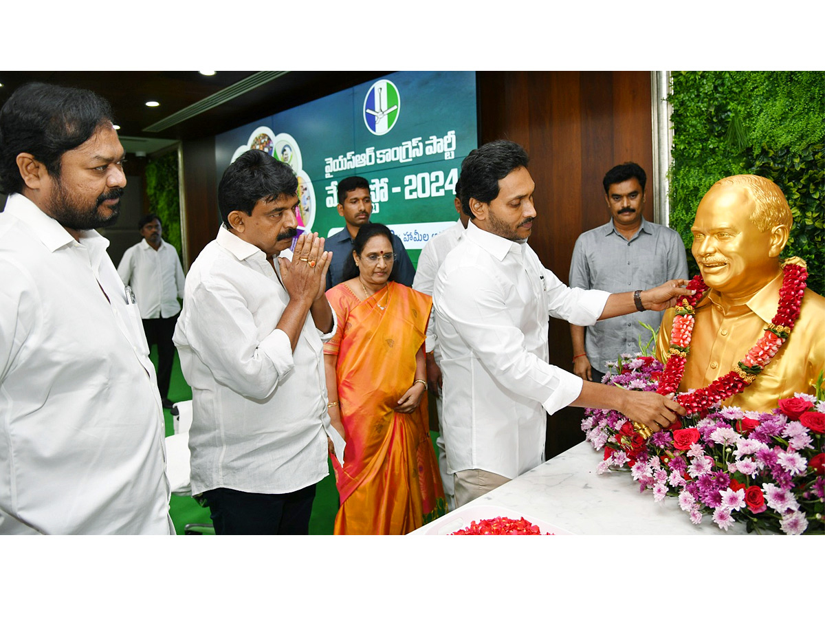 CM YS Jagan Mohan Reddy Released Manifesto For Andhra Pradesh Assembly Polls Photos3