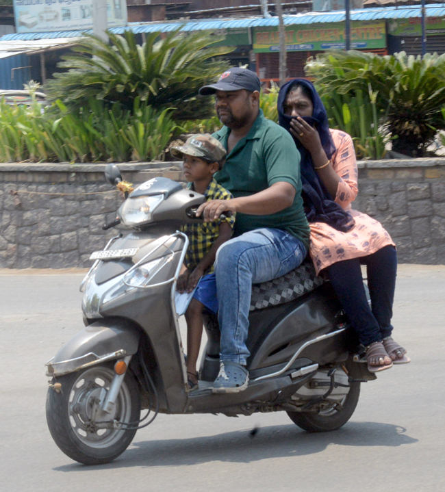 Heavy Heat Waves in Telugu States Photos14