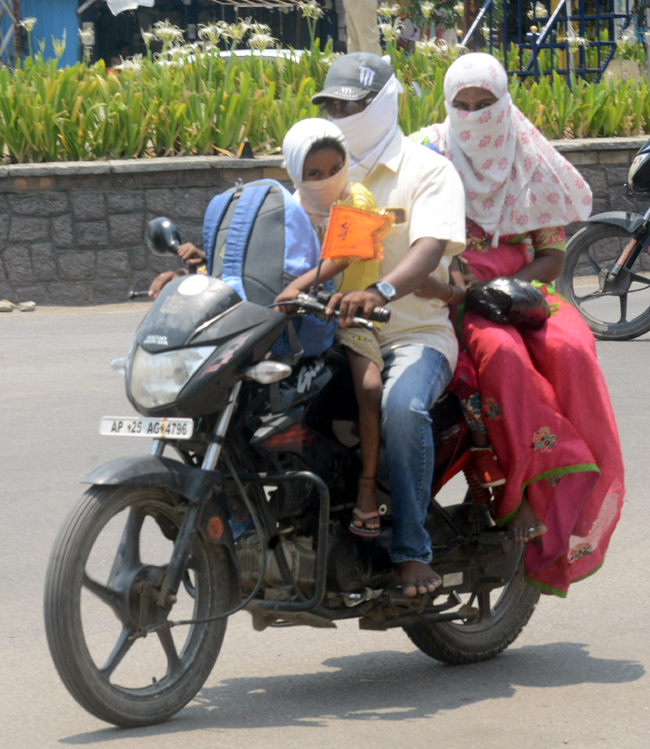 Heavy Heat Waves in Telugu States Photos15