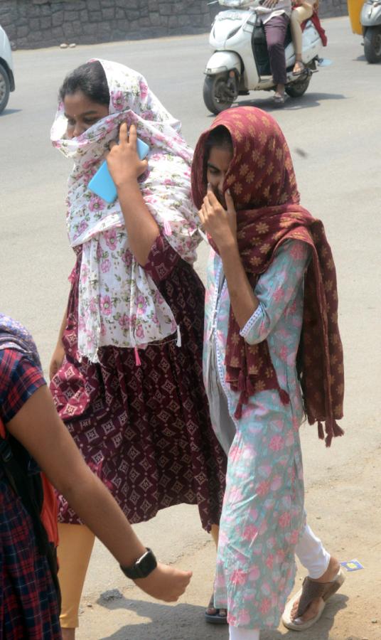 Heavy Heat Waves in Telugu States Photos17