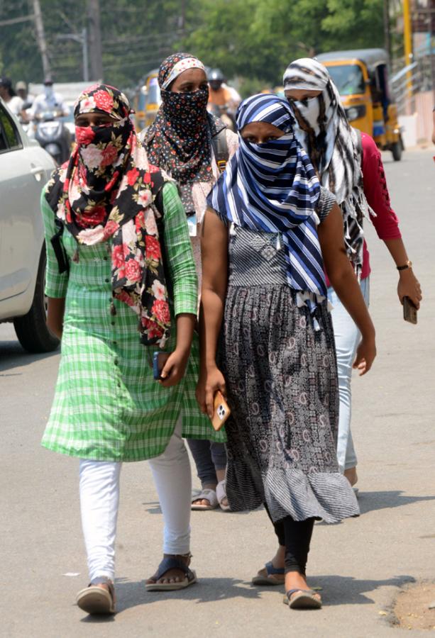 Heavy Heat Waves in Telugu States Photos18