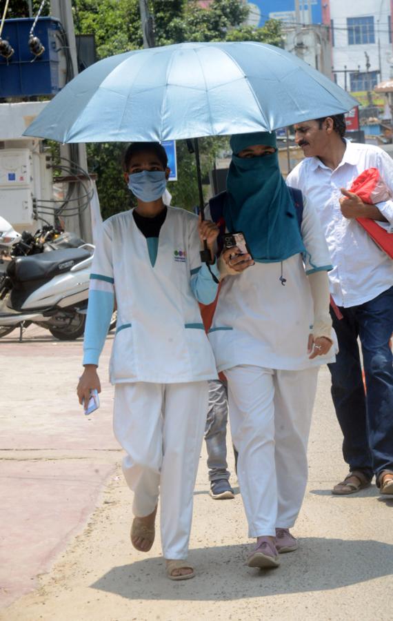 Heavy Heat Waves in Telugu States Photos19