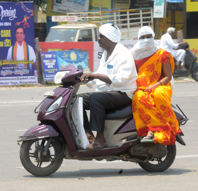 Heavy Heat Waves in Telugu States Photos3