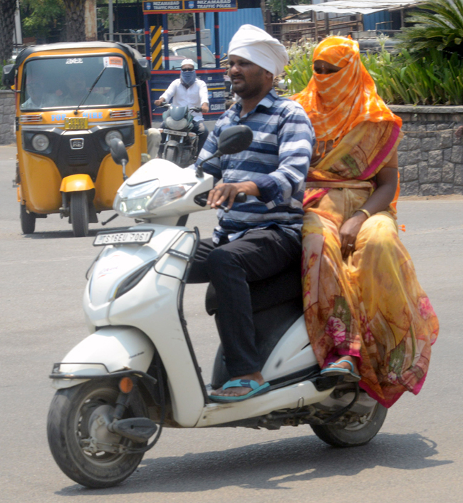 Heavy Heat Waves in Telugu States Photos8