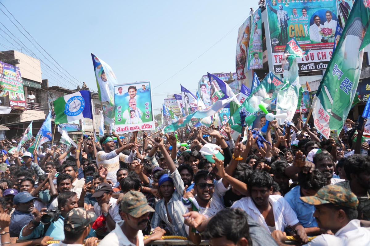 Huge Crowd Attends YS Jagan Mohan Reddy Public Meeting Photos10