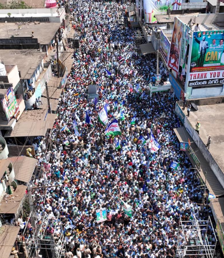 Huge Crowd Attends YS Jagan Mohan Reddy Public Meeting Photos17