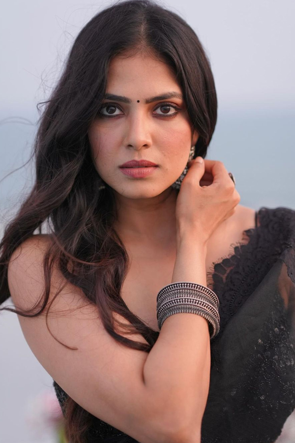 Malayalam Actress Malavika Mohanan Looks Amazing In Black Saree7