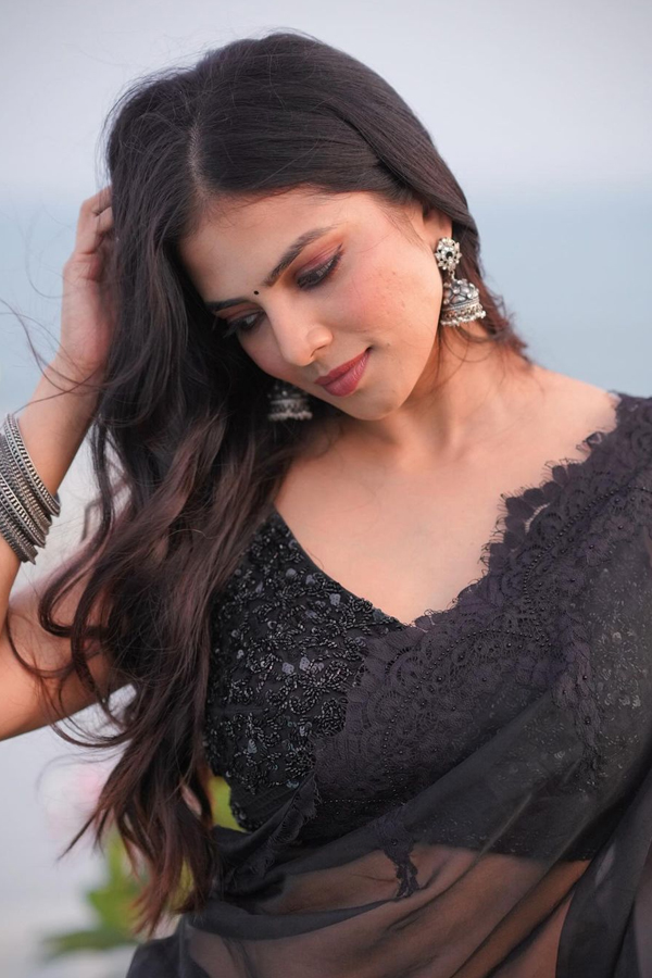 Malayalam Actress Malavika Mohanan Looks Amazing In Black Saree9