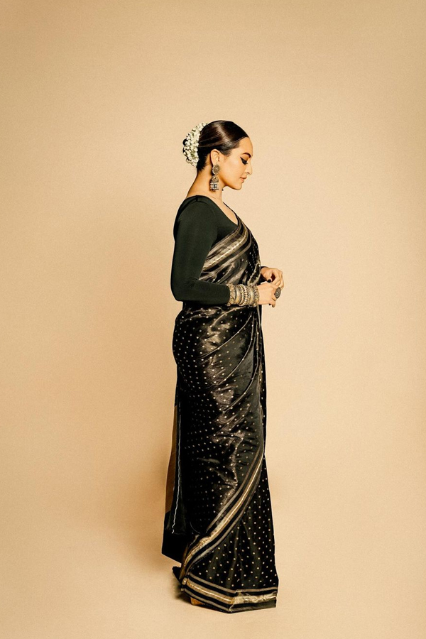 Sonakshi Sinha Shines Like A Queen In Black Saree4