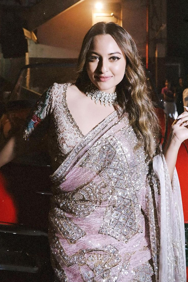 Sonakshi Sinha Shines Like A Queen In Black Saree8