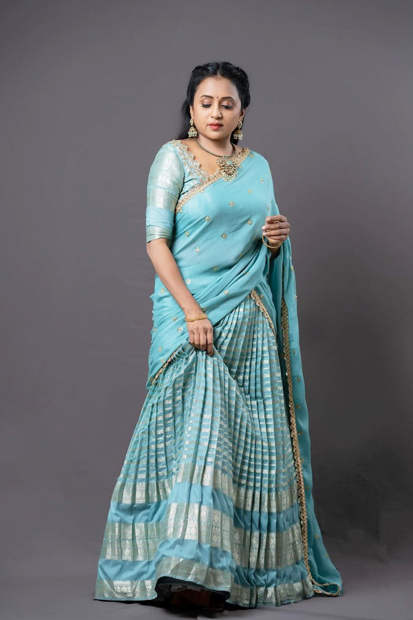 Evergreen Anchor Suma Kanakala Looks More Beautiful In This Half Saree4