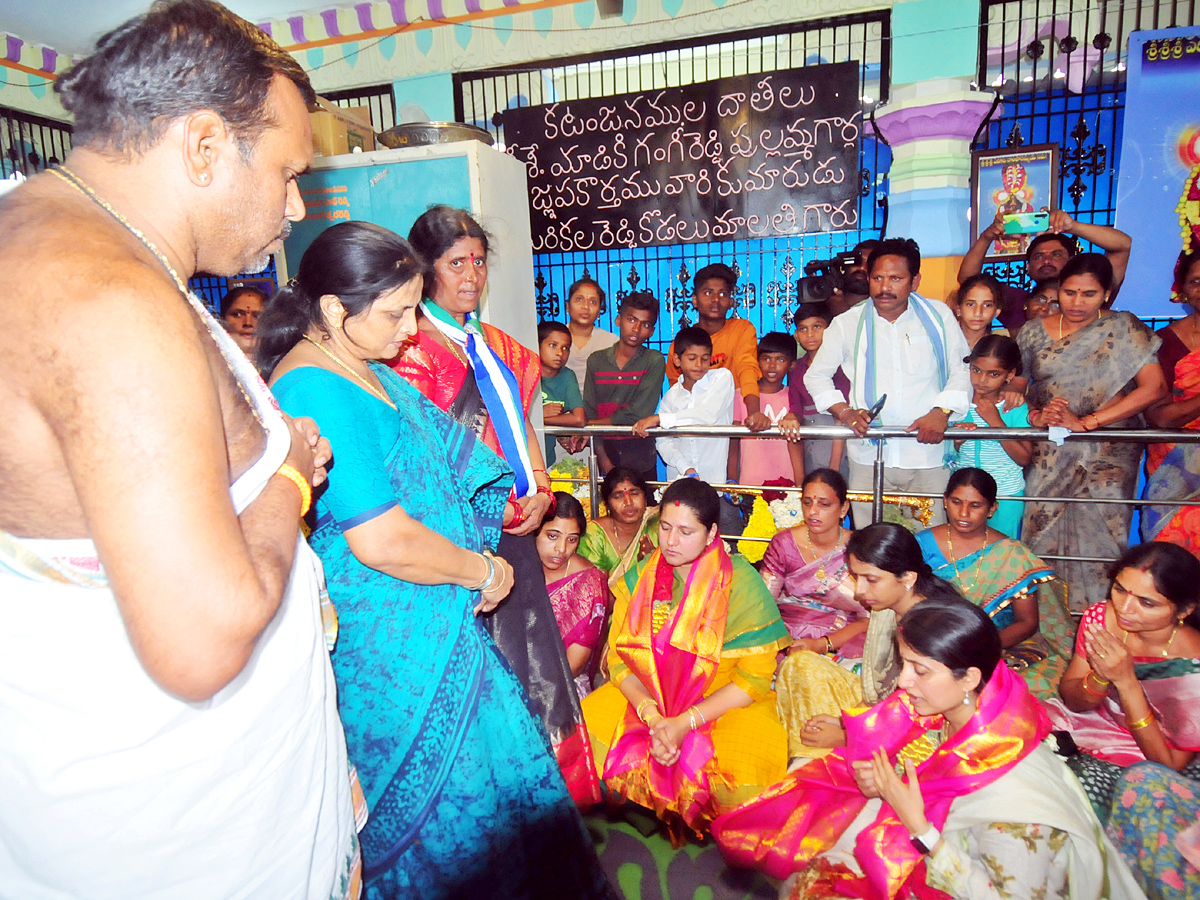 YS Bharathi Reddy Election Campaign In Pulivendula Photos2