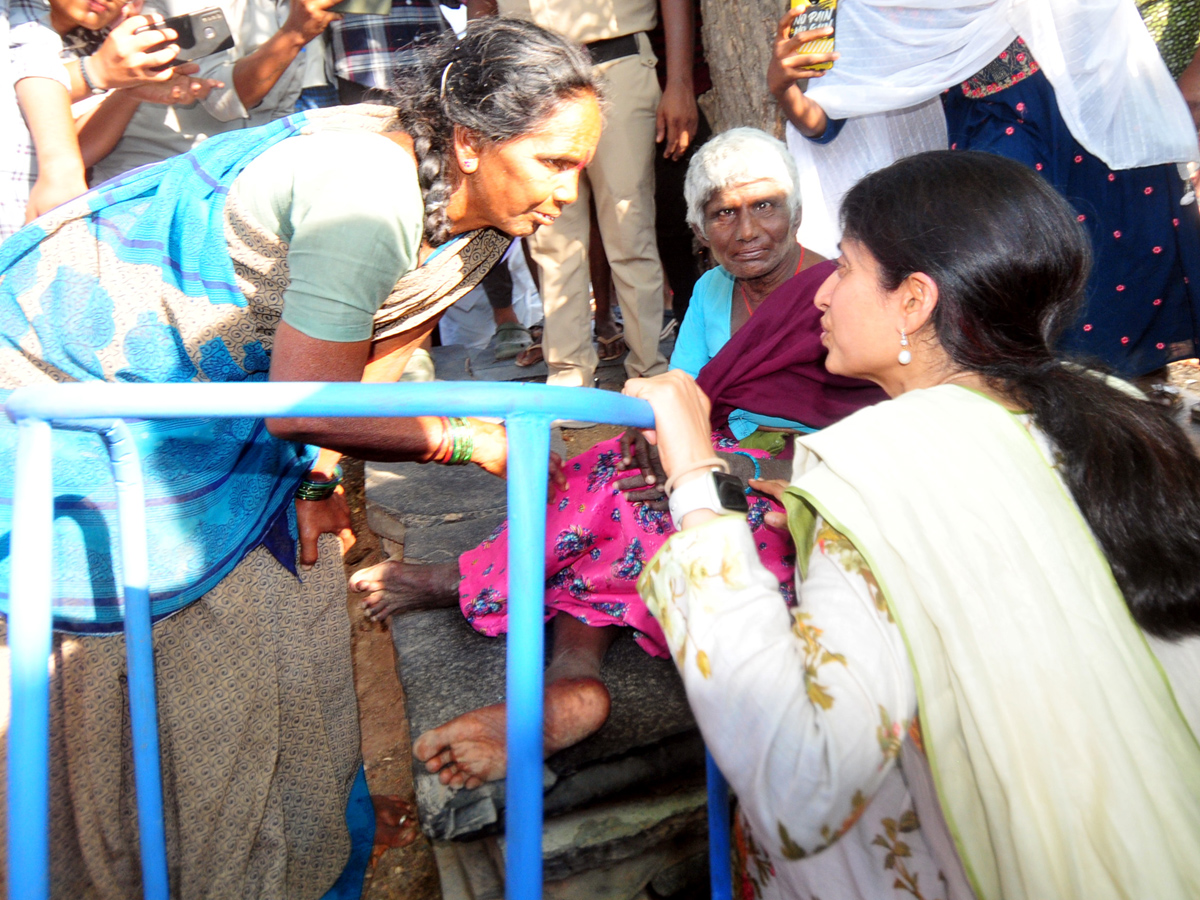 YS Bharathi Reddy Election Campaign In Pulivendula Photos11