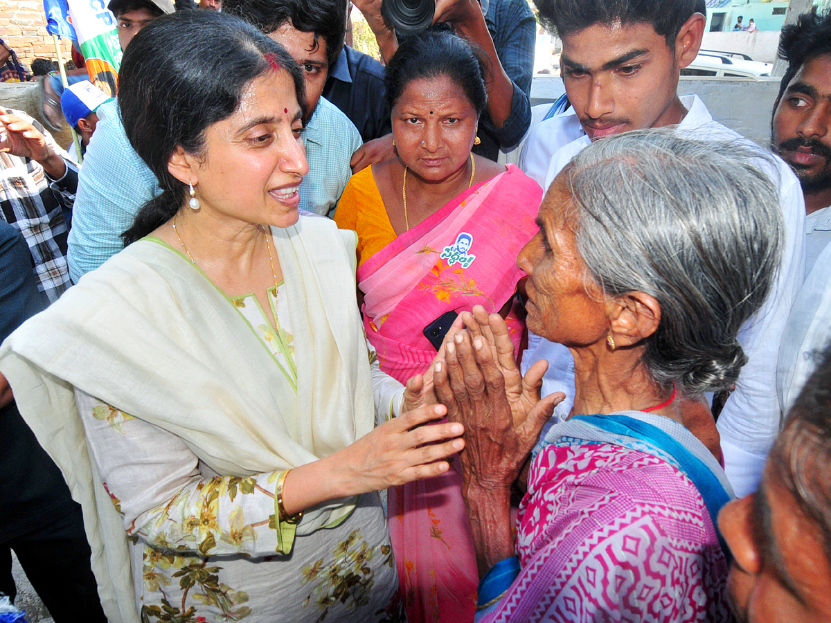 YS Bharathi Reddy Election Campaign In Pulivendula Photos12