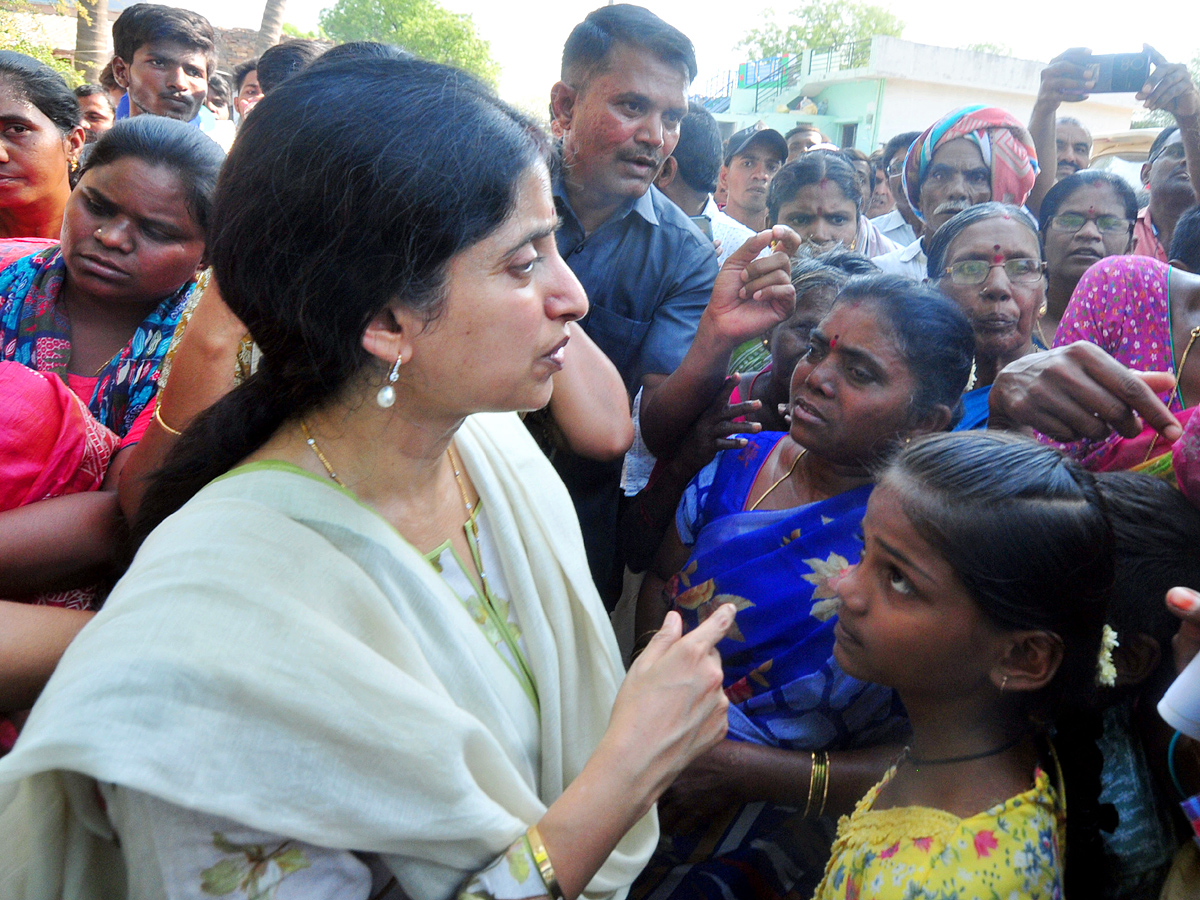 YS Bharathi Reddy Election Campaign In Pulivendula Photos13