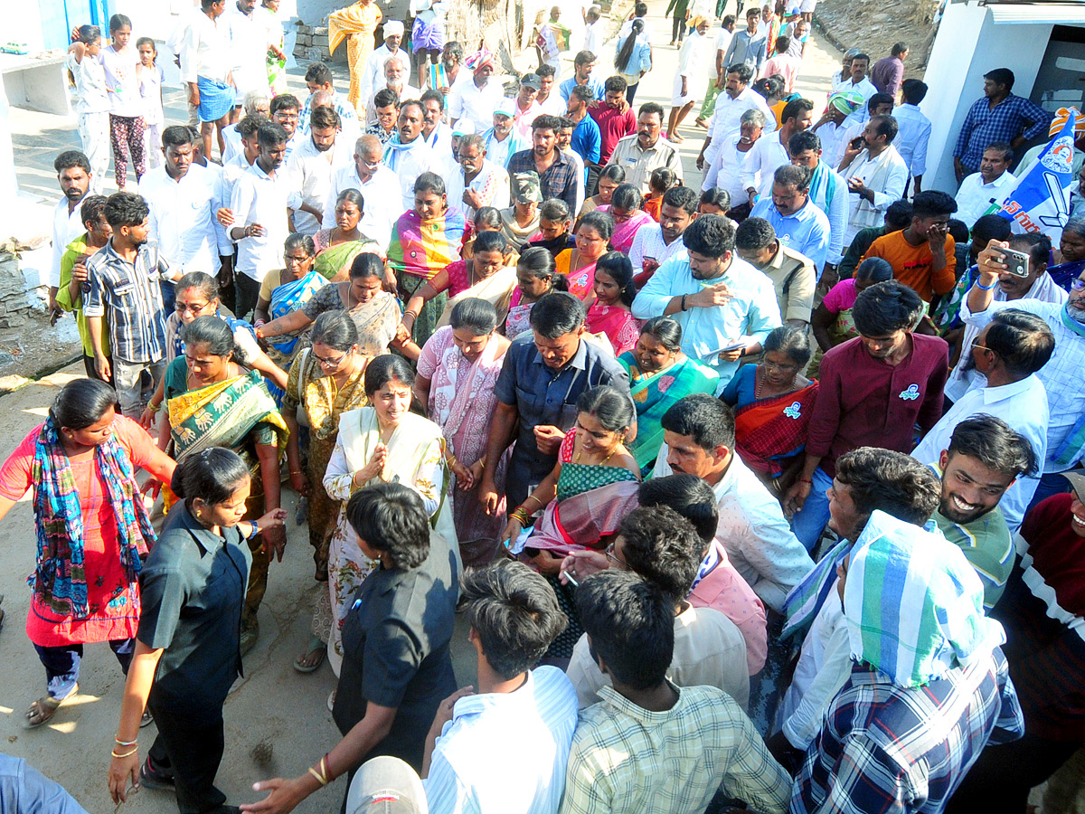 YS Bharathi Reddy Election Campaign In Pulivendula Photos14